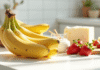 Bananes mûres avec fruits et produits laitiers sur une table lumineuse