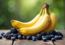 Bananas myrtilles et mures fraîches sur table en lumière naturelle