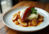 Boudin blanc avec purée et pommes sur une assiette élégante