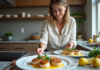 Recettes gourmandes : comment sublimer vos saint-jacques ? Femme souriante préparant des coquilles Saint-Jacques dans une cuisine moderne