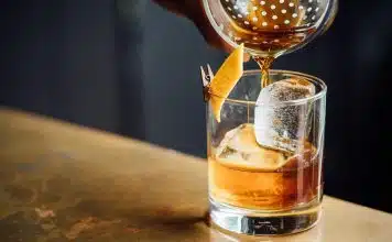 Explorons les possibilités de mélanger Bière et Vodka : les recettes de cocktails à découvrir ! liquor pouring on clear shot glass
