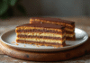 Gâteau opera tranché avec textures visibles en lumière naturelle