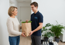 Pourquoi opter pour la livraison de courses à domicile ? Femme souriante recevant un sac de courses à la porte