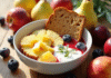 Table de petit déjeuner colorée avec fruits et yaourt